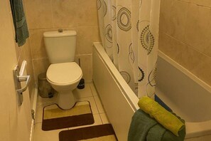 Shower, deep-soaking bathtub, towels - House - Sleeps 8 - Garden - Parking (Erith)