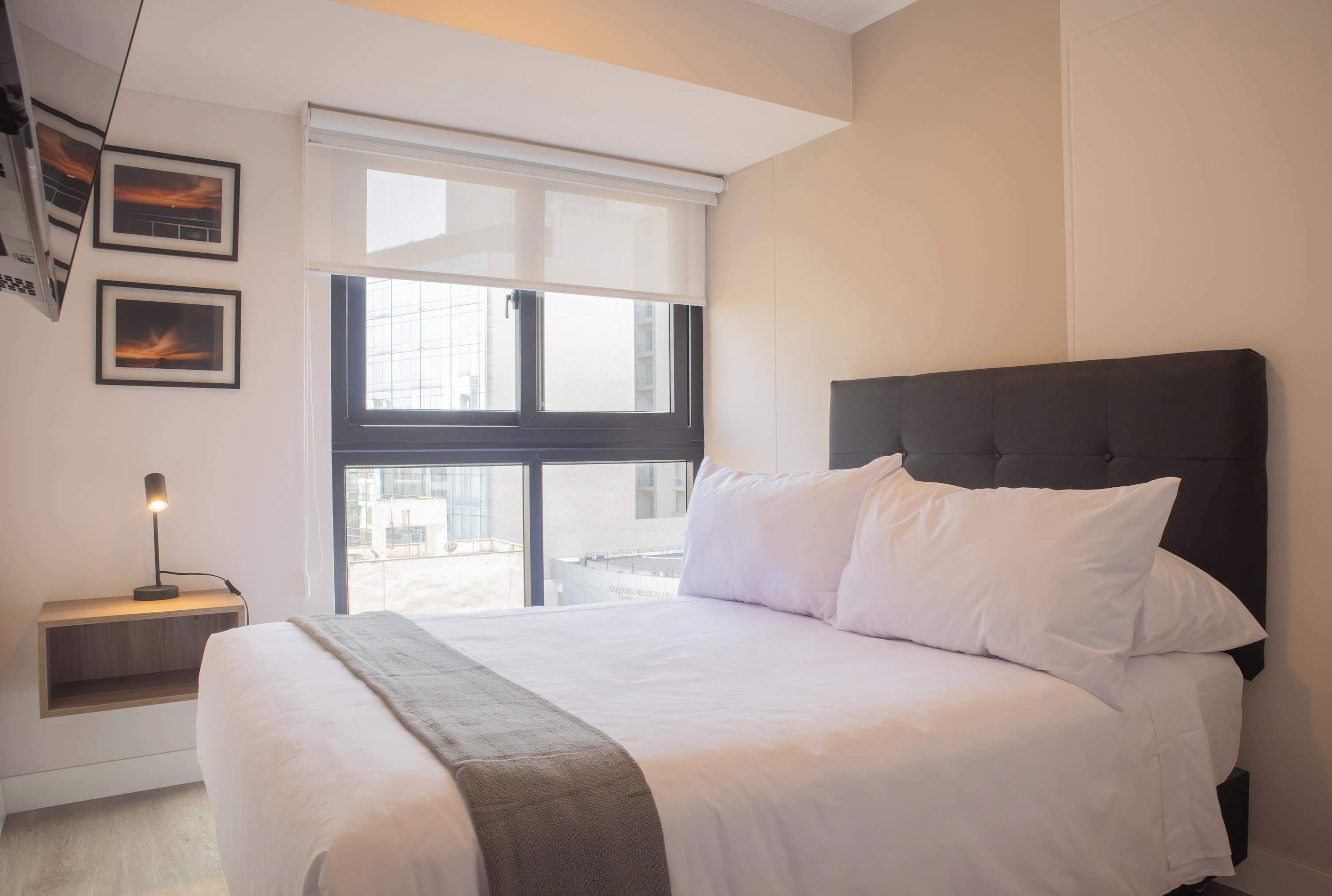 2 habitaciones, tabla de planchar con plancha y ropa de cama 