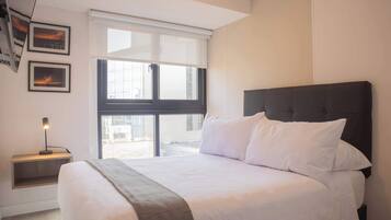 2 habitaciones, tabla de planchar con plancha y ropa de cama