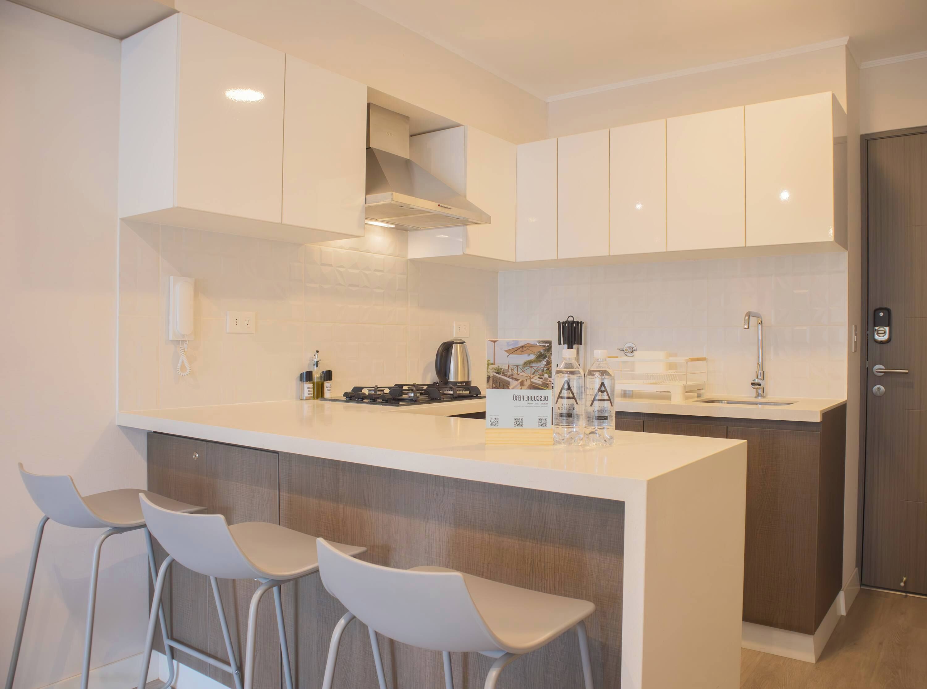 Frigorífico, microondas, horno y placa de cocina