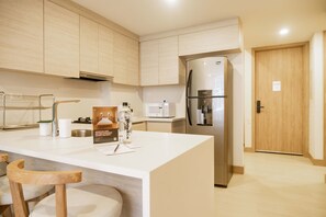 ثلاجة، ميكروويف، فرن، موقد طهي مسطح