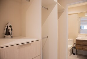 Suihku, hiustenkuivaaja, pyyhkeet