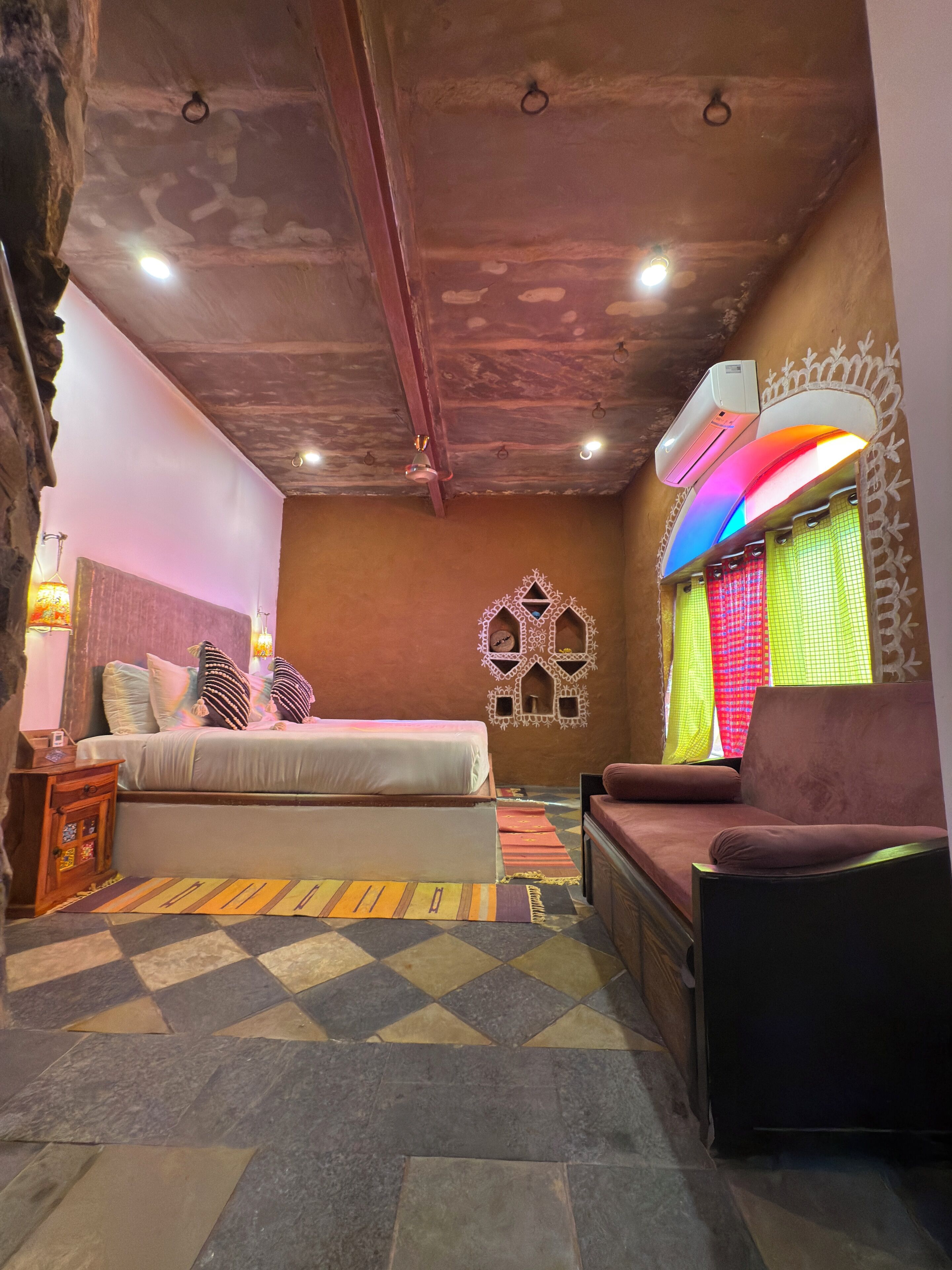 Cubrecamas, sistema de insonorización y tabla de planchar con plancha 