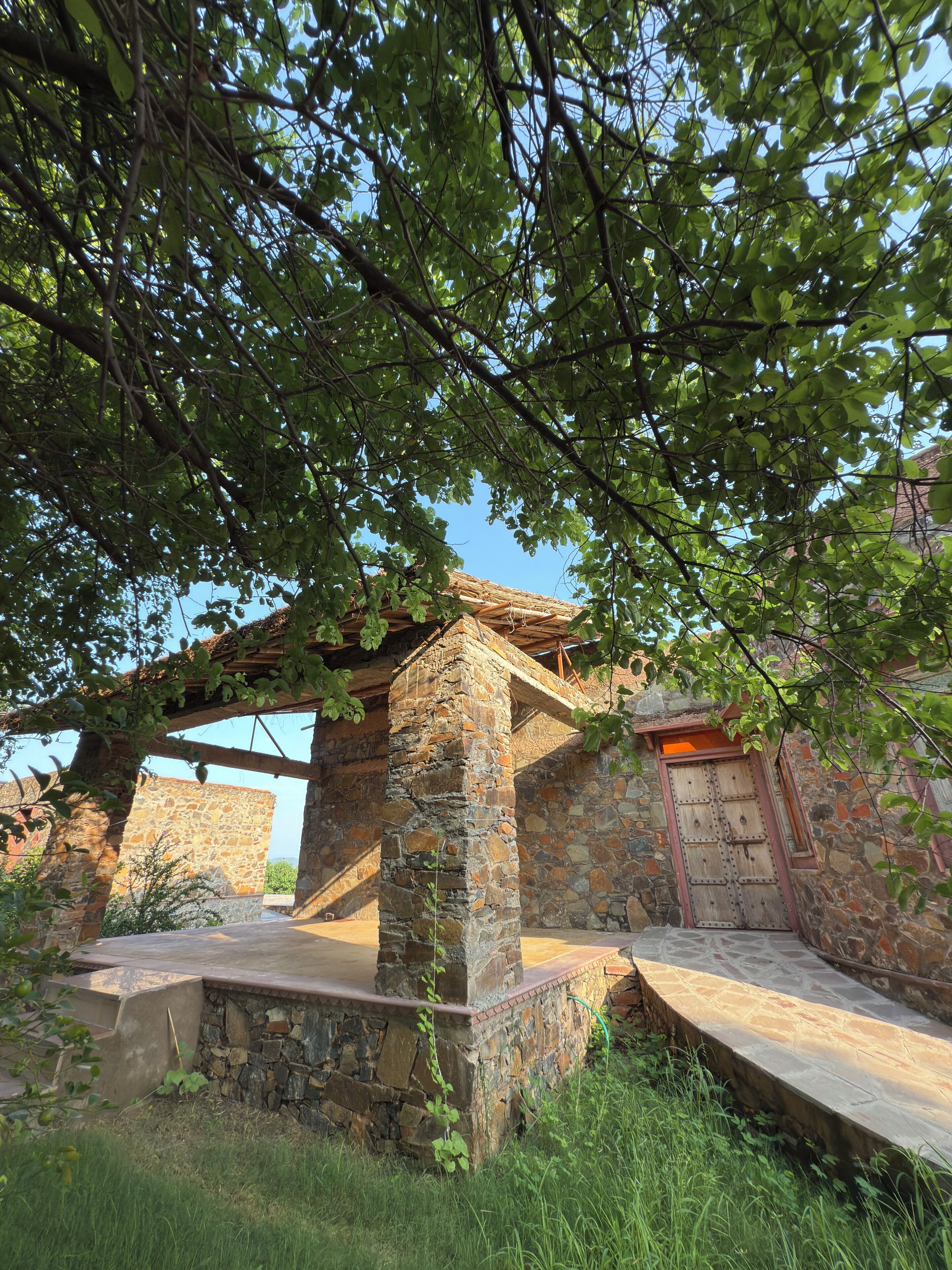 المنطقة المحيطة بالمنشأة