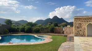 Una piscina al aire libre