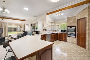 Geladeira, micro-ondas, fogão, cooktop
