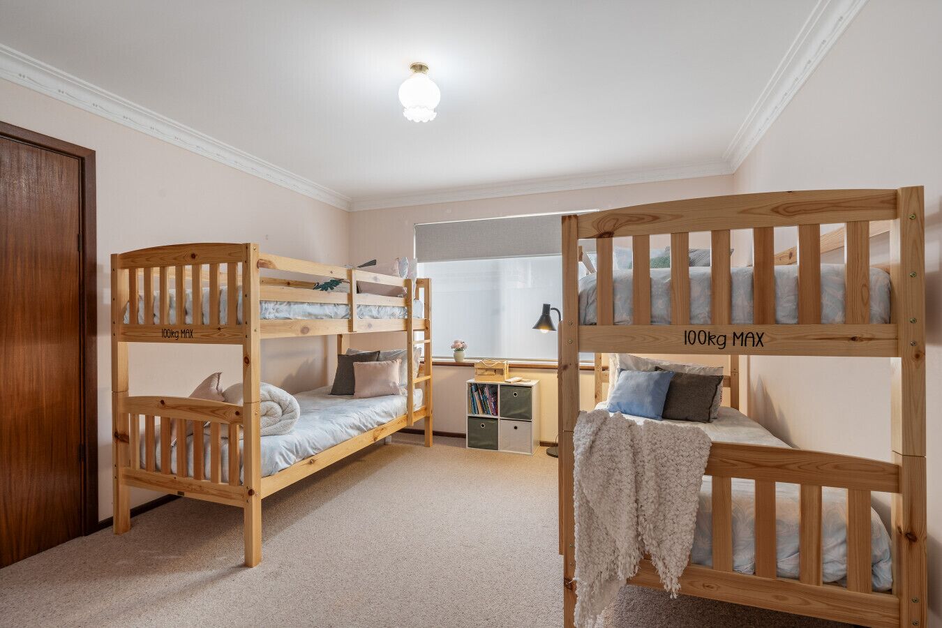 办公桌、熨斗/熨衣板、WiFi