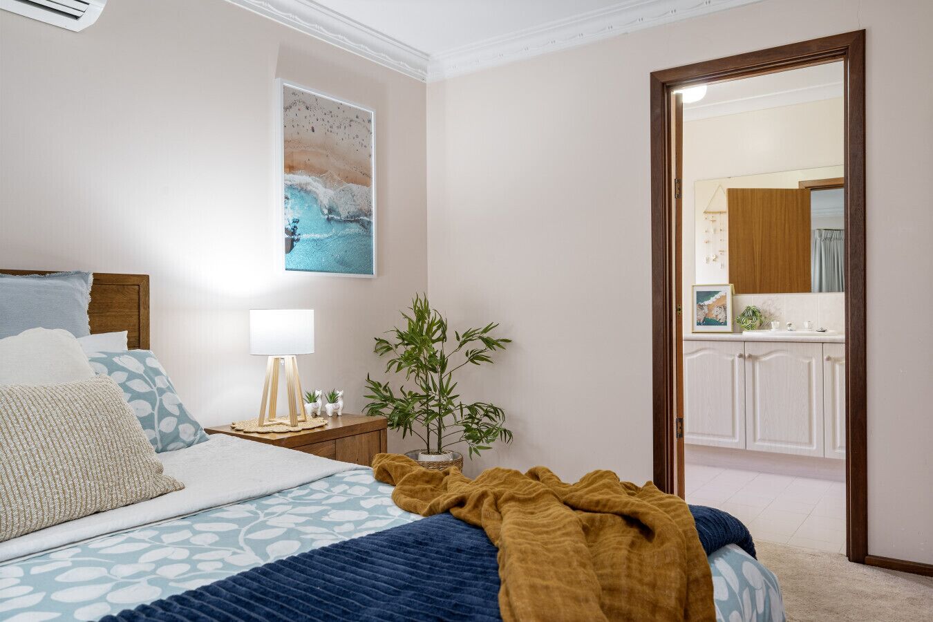 Bureau, fer et planche à repasser, Wi-Fi