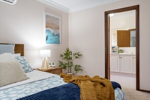 Skrivebord, strykejern/-brett og wi-fi