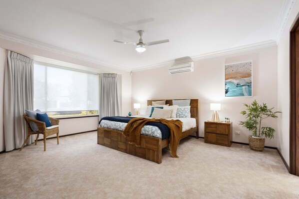 Bureau, fer et planche à repasser, Wi-Fi