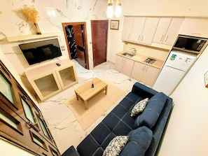 Elite Studio, 1 Bedroom | Living area | 44-inch LED TV with satellite channels, Netflix, streaming services