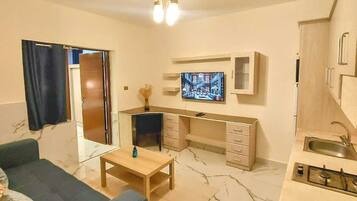 Estudio estándar, 1 habitación | Área de sala de estar | Televisión LED de 44 pulgadas con canales vía satélite y Netflix