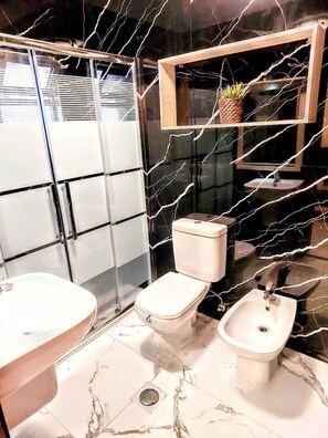 Elite studio, 1 slaapkamer | Badkamer | Een douche, een bidet, handdoeken, zeep