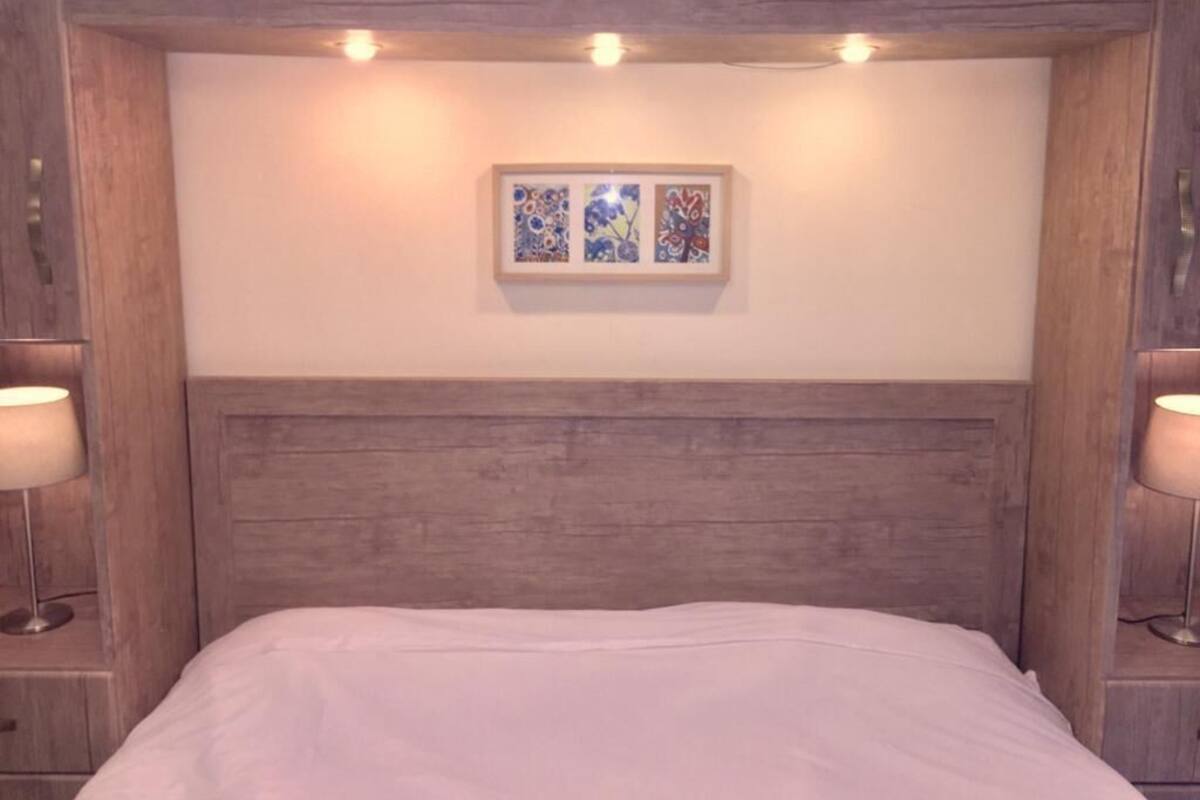 Luxury-Doppelzimmer | Hochwertige Bettwaren, laptopgeeigneter Arbeitsplatz, kostenloses WLAN