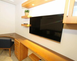 Chambre supérieure | Aire de séjour | Téléviseur à DEL de 44 po avec télévision par satellite, Netflix