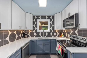 Refrigerador, microondas, horno, placa de cocina