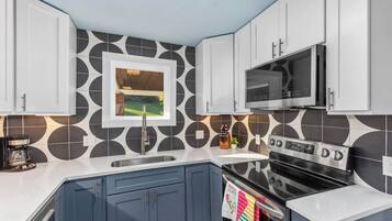 Een koelkast, een magnetron, een oven, een kookplaat