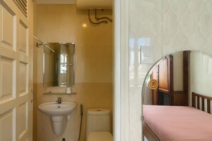 Tweepersoonskamer, uitzicht op stad | Badkamer | Een douche, gratis toiletartikelen, een haardroger, handdoeken