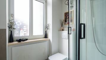 Apartamento, 2 habitaciones, vistas a la ciudad | Baño | Ducha, secador de pelo, toallas y papel higiénico