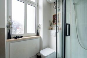 Apartemen, 2 kamar tidur, pemandangan kota | Kamar mandi | Shower, pengering rambut, handuk, dan tisu toilet