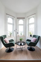 Apartamento, 2 quartos, vista para a cidade | Área de estar