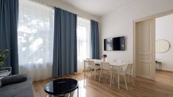 Apartment, Mehrere Betten, Stadtblick | Kostenloses WLAN