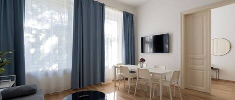 Apartment, Mehrere Betten, Stadtblick | Kostenloses WLAN