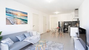 Eine moderne Wohnung mit Wohnzimmer, Essbereich und Küche.