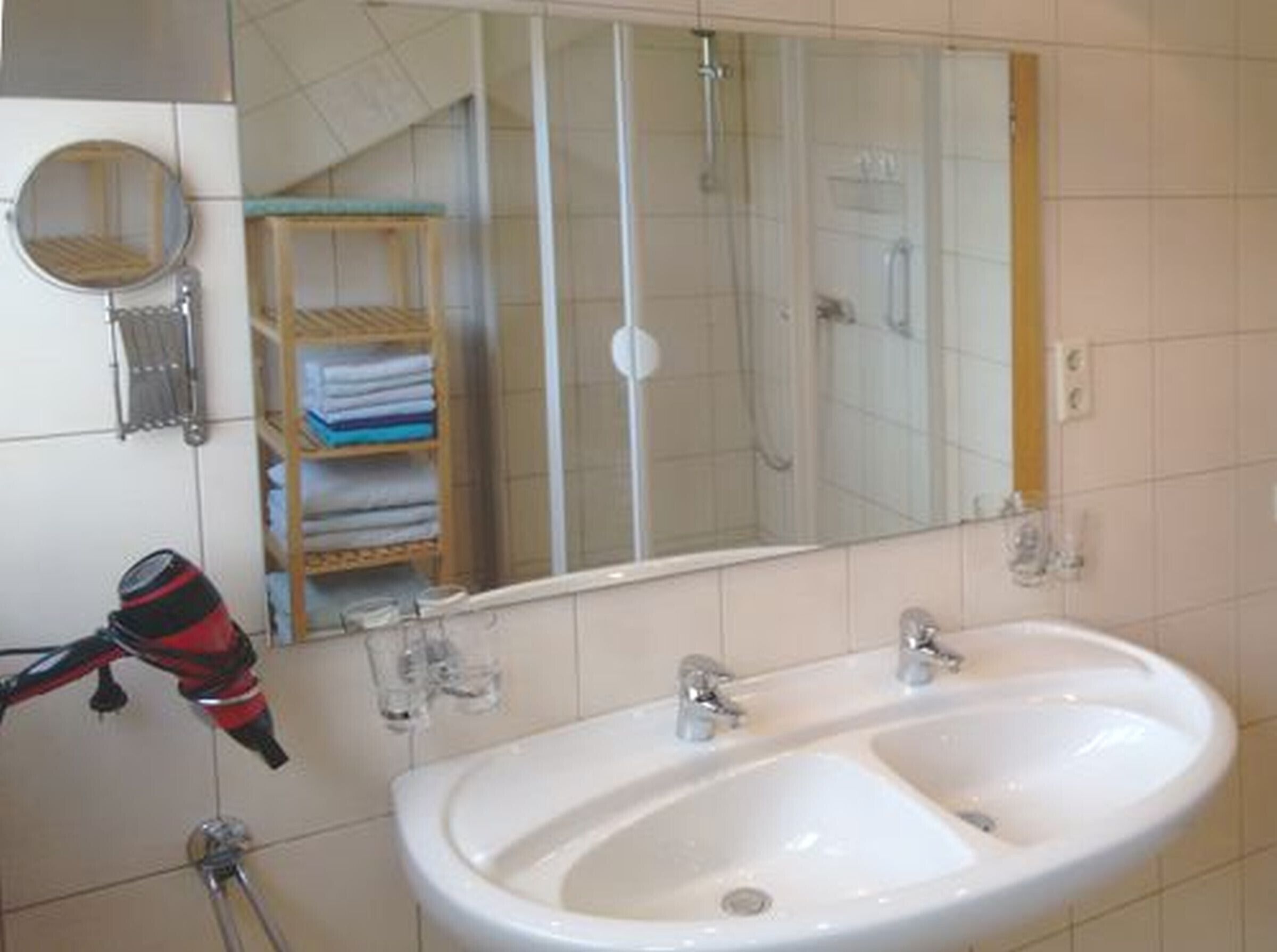 Douche, sèche-cheveux, serviettes fournies