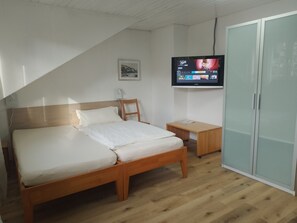 2 عدّة غرف نوم ومكواة/لوح كي وواي فاي وملاءات أسرّة