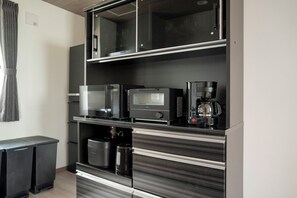 Refrigerador, microondas, placa de cocina, tostadora