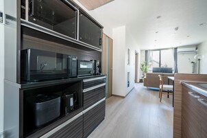 Refrigerador, microondas, placa de cocina, tetera/pava eléctrica
