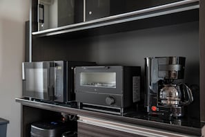 Réfrigérateur, micro-ondes, plaque de cuisson, chaise haute