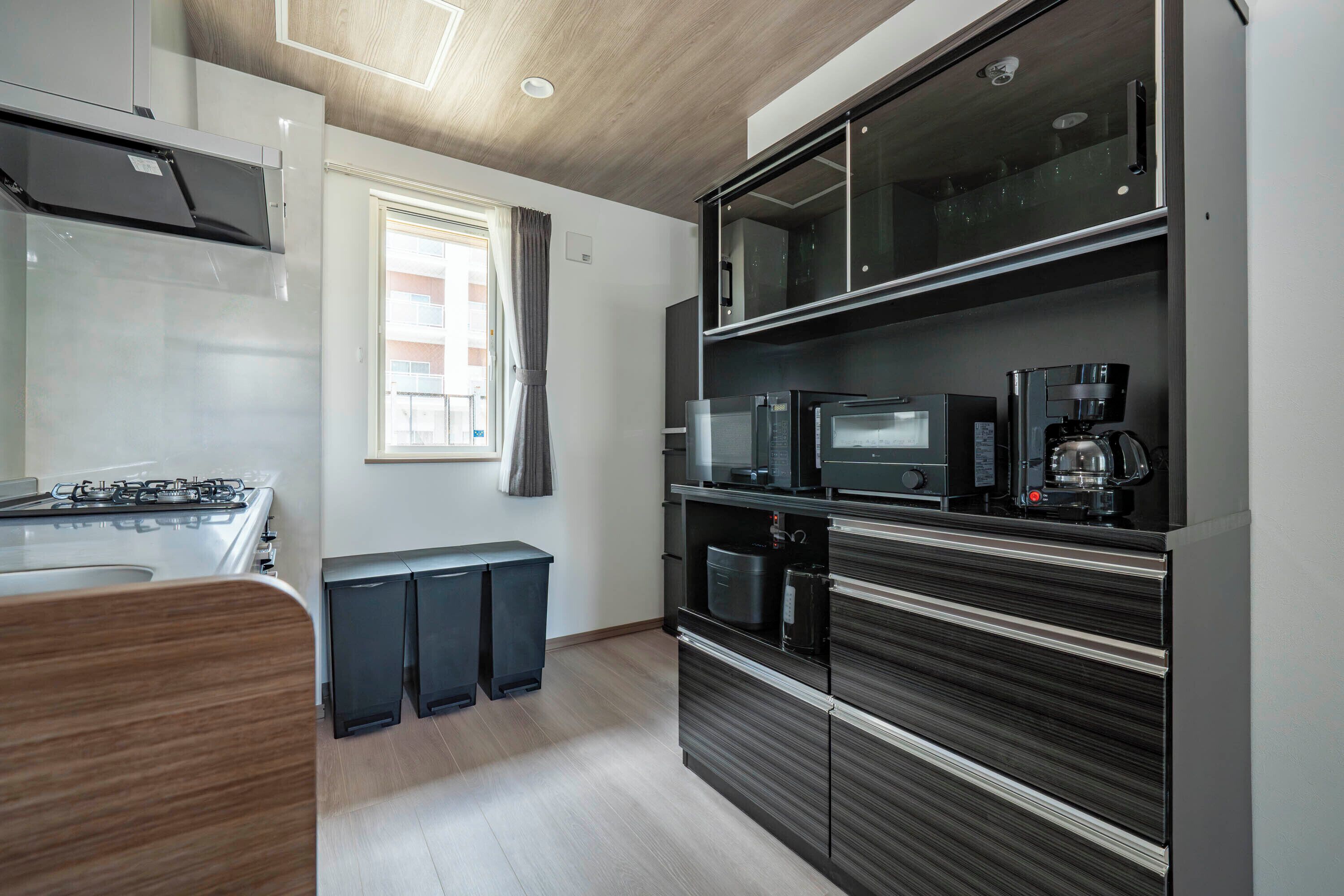 Frigorífico, microondas, placa de cocina y tostadora