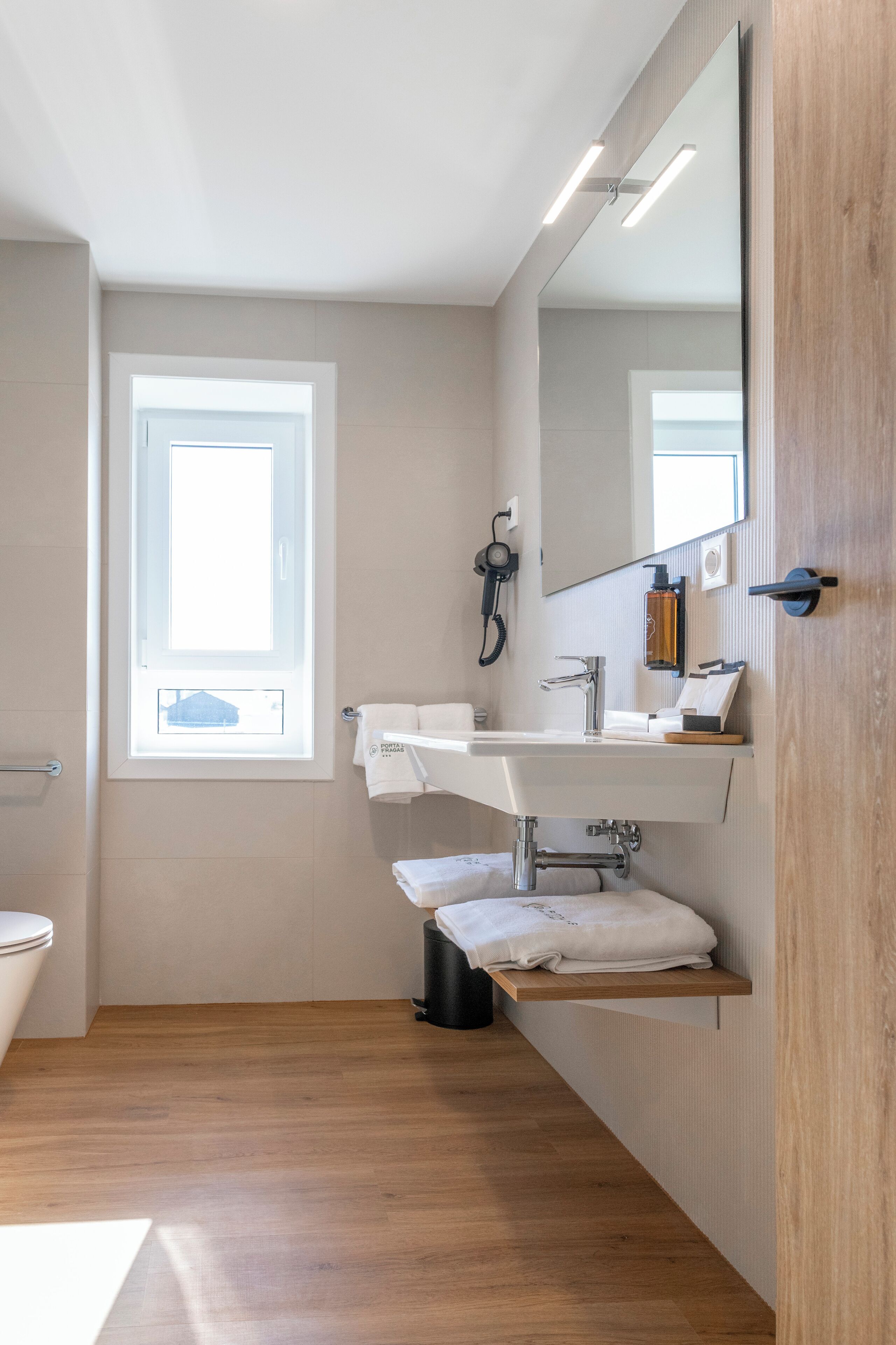 Standaard tweepersoonskamer, 1 queensize bed | Badkamer | Een douche, gratis toiletartikelen, een haardroger, handdoeken