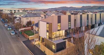 Spacious 3 Bedroom Townhouse - Close to Stadium