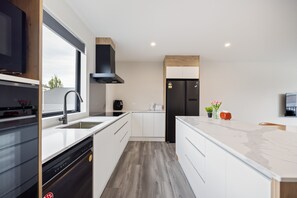 Townhome, 3 Bedrooms, City View | Private kitchen