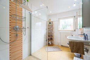 Dusche, Haartrockner, Handtücher
