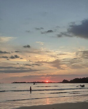 Private beach - KINGS BAY BEACH RESORT (Galle)