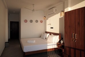 Deluxe Tek Büyük Yataklı Oda, Balkon, Deniz Manzaralı | Ütü/ütü masası, ücretsiz kablosuz İnternet 
