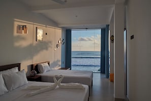 Standard Üç Kişilik Oda, Balkon, Deniz Manzaralı | Ütü/ütü masası, ücretsiz kablosuz İnternet 