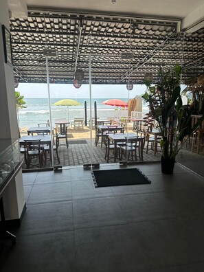 Terrace/patio - KINGS BAY BEACH RESORT (Galle)
