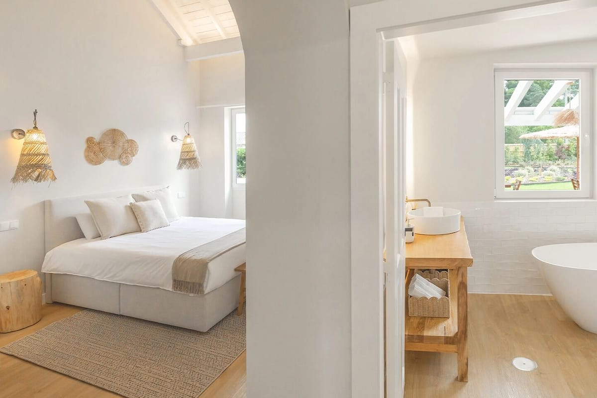 Deluxe Double Room | WiFi (free), individually decorated, bed sheets
