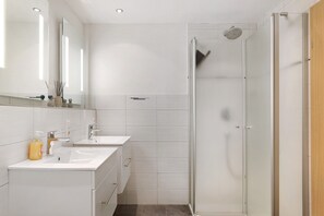 Shower, hair dryer, towels - Apartment 'Talblick, 75sqm' with Mountain View, Balcony and Wi-Fi (Elzach)