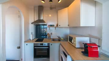 Refrigerador, microondas, horno y cafetera y tetera