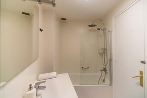 Shower, hair dryer, towels - WELCS APARTMENT 286 EMP with view to the canal (Empuriabrava)