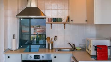 KĂŒhlschrank, Mikrowelle, Ofen, Wasserkocher mit Kaffee-/Teezubehör