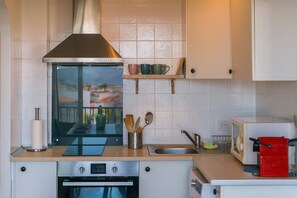 Fridge, microwave, oven, coffee/tea maker