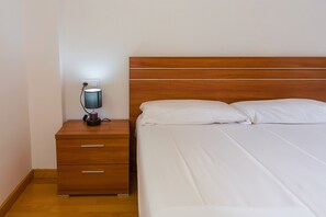 2 makuuhuonetta, silitysrauta/-lauta, ilmainen Wi-Fi, vuodevaatteet