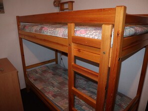 Room - Cozy Studio for 6 with South-Facing Balcony, Close to Ski Slopes and Amenities (Les Orres)